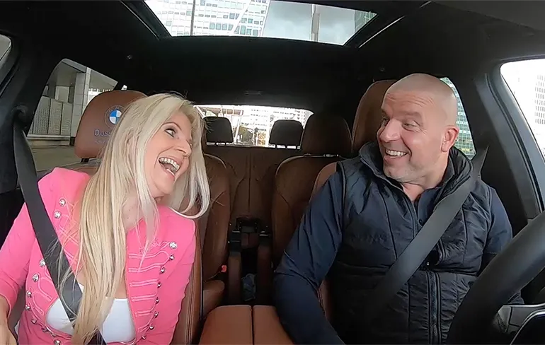 Nederlandse natuurfilm koningin Kim Holland in de auto bij Andy van der Meijde