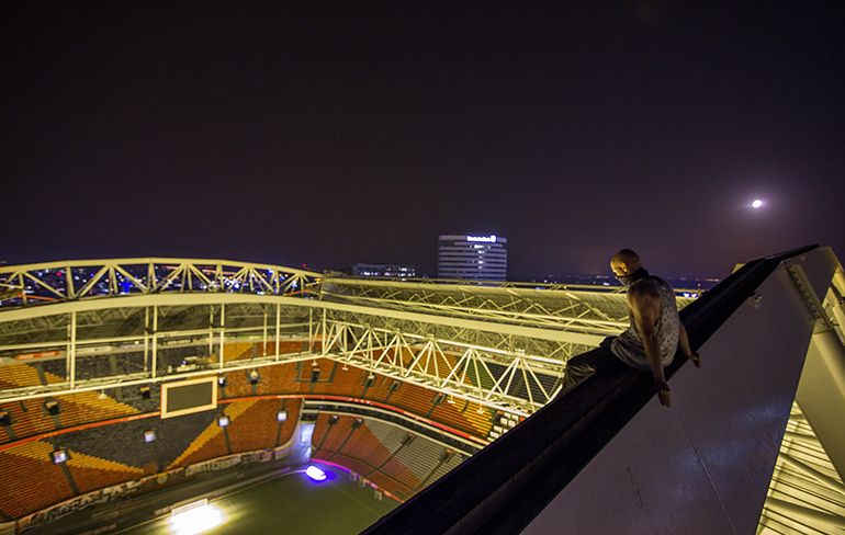 Nederlandse roofers beklimmen de Amsterdam ArenA
