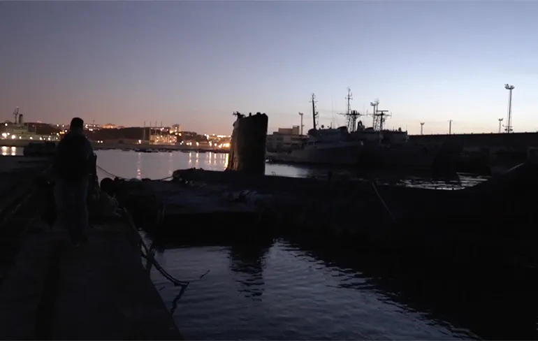 Nederlandse Urban Explorers bezoeken duikboot van marine ergens in Europa