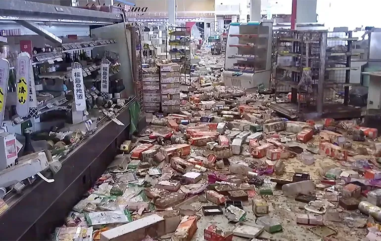 Nederlandse Urban Explorers bezoeken een verlaten supermarkt in Fukushima