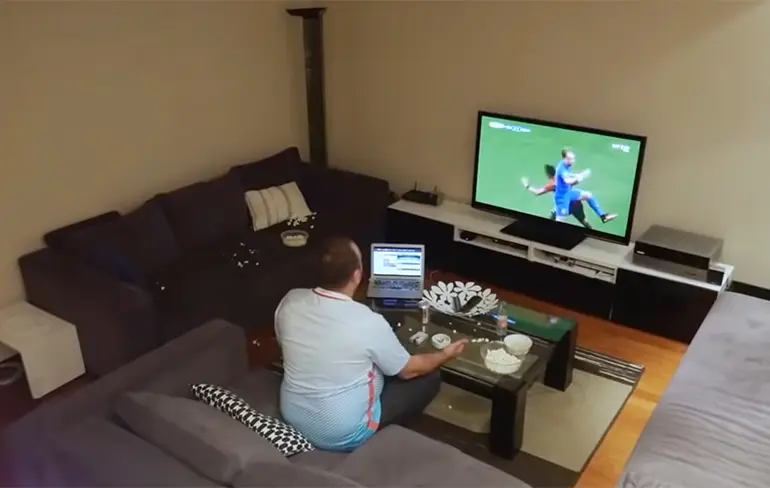 Nederlandse versie van Turkse voetbalfan met irritante vrouw
