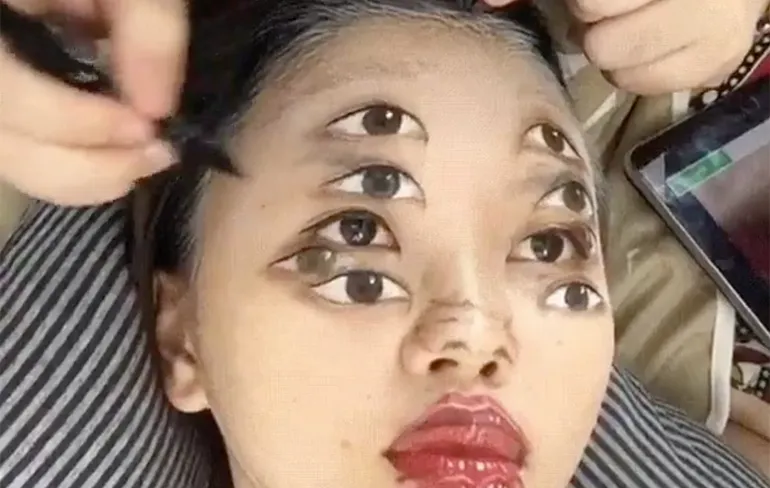 Nee, je bent niet dronken. Iemand is heel erg goed met make-up