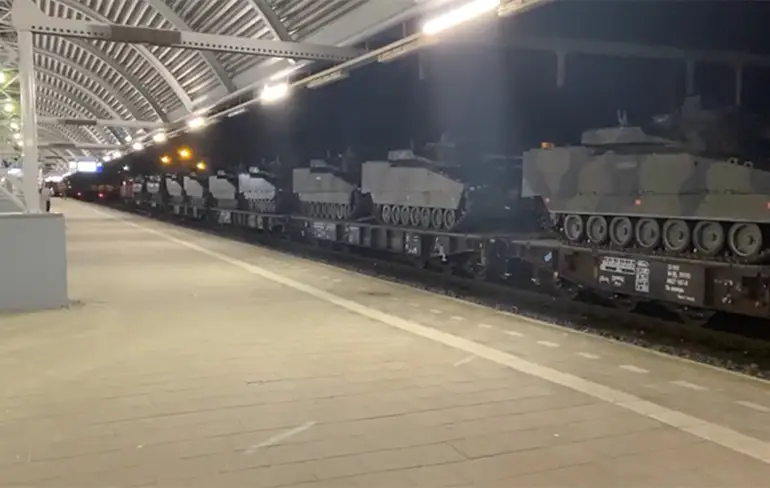 Nee joh, dat zijn gewoon legervoertuigen die op de terugweg zijn...
