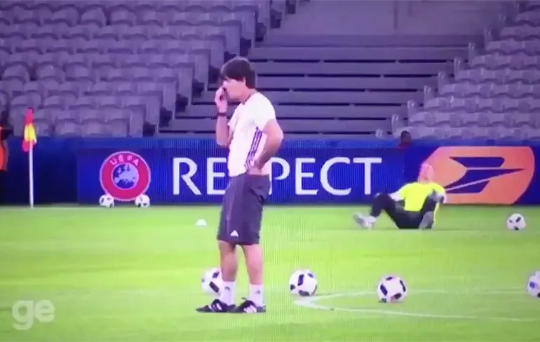 Nee joh, Duitse trainer Joachim Löw doet het gewoon weer!