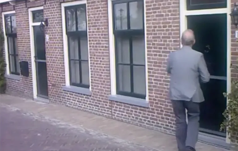 Nee joh, is geen gevel, maar een garagedeur!