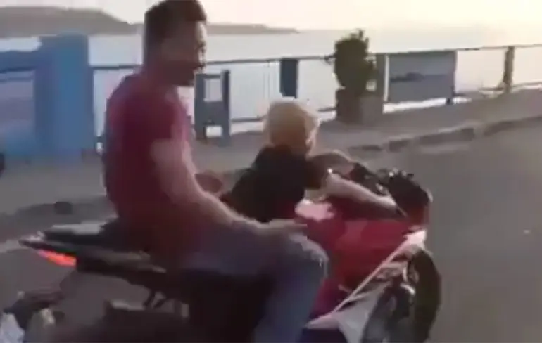 Nee joh, je zoontje motor laten rijden is niet gevaarlijk!