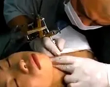 Neem eens een tattoo van een vagina in je nek...