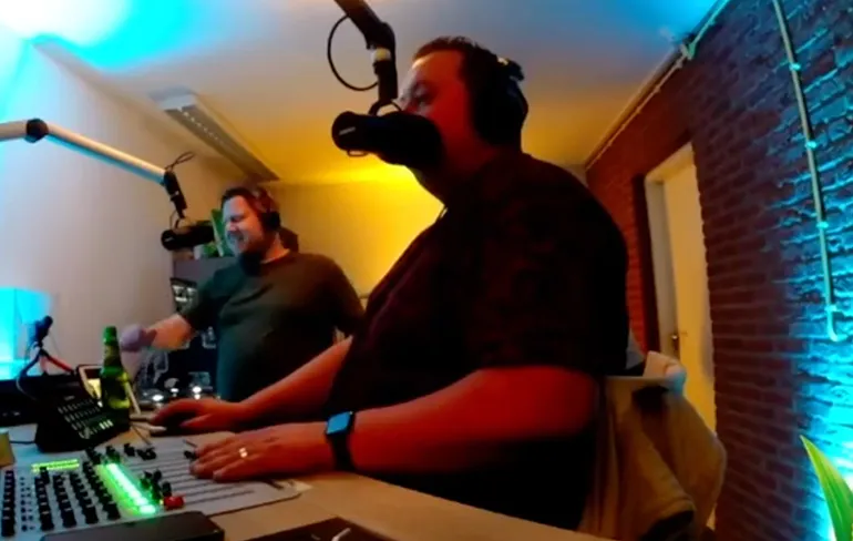 Niels belt in en mag een schuine mop vertellen