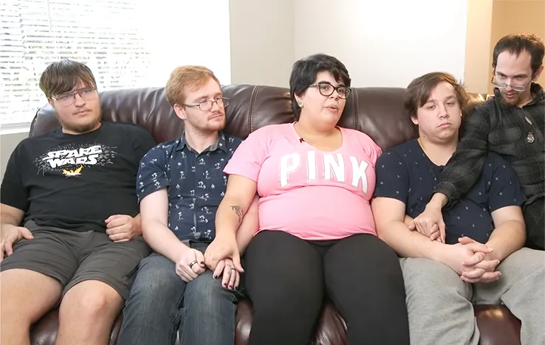 Niet gek, wel bijzonder: Zwangere Tory heeft relatie met 4 mannen