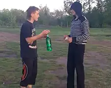 Niet zo slimme Rus zet zijn gezicht in de fik!