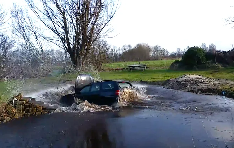 Nieuwjaarsduik met auto, springschans en 2 nietsvermoedende vrienden