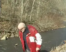 Nieuwsverslaggever neemt kijkje van heel dichtbij in vervuilde rivier