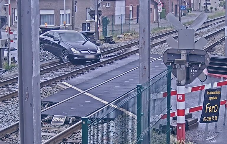 Nog dommer dan in Belgenmop: Vrouw wil over afgezette treinovergang rijden