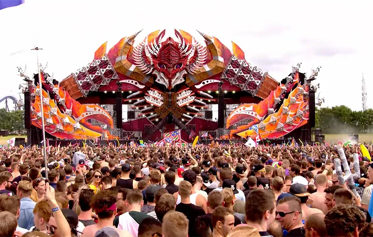 Nog meer beelden van de aardbeving op Defqon.1 2018 in Biddinghuizen