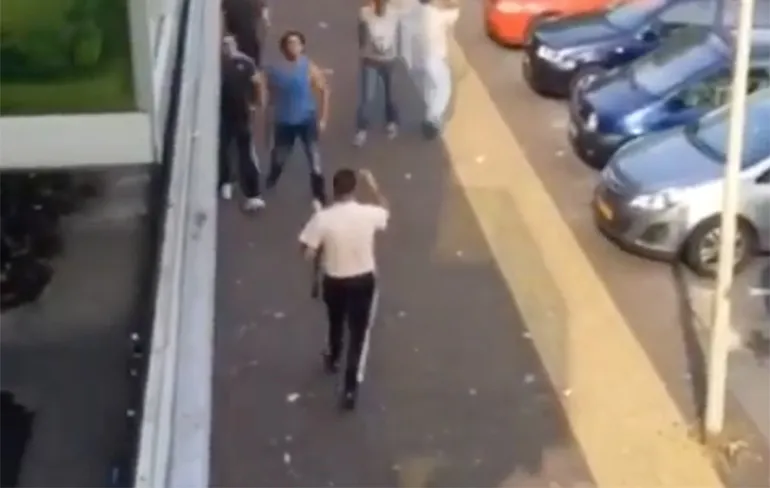 Nog steeds gezellig in Zaandam: Mensen met elkaar op de vuist!