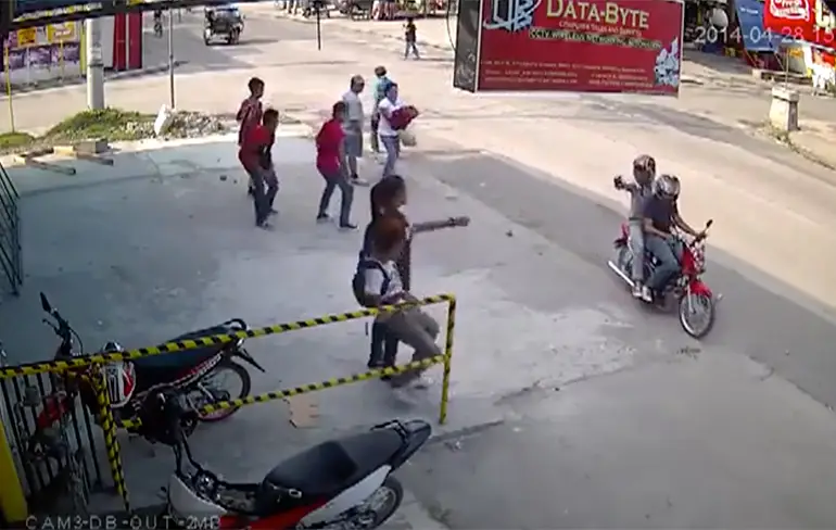 Nogal dramatische Drive-By shooting vastgelegd op camera...