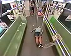 Nogal extreme reactie passagiers metro Shanghai op iemand die flauw valt...