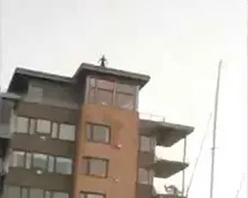 Noorse idioot springt van gebouw in plomp