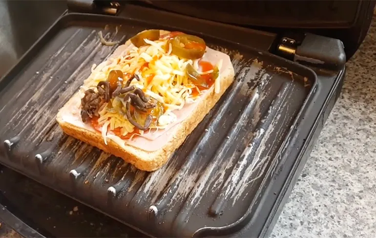 NOPE, dat zijn geen geintjes meer: Tosti met Tarantula