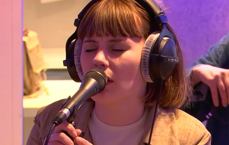 Nummer "I Think We're Alone Now" van McDonald's reclame eindelijk uitgebracht