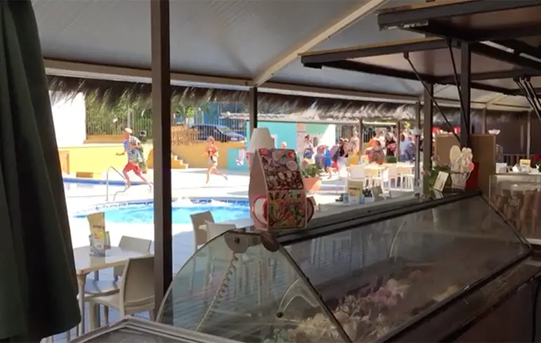 Ochtendgymnastiek camping Tucan in Lloret de Mar...