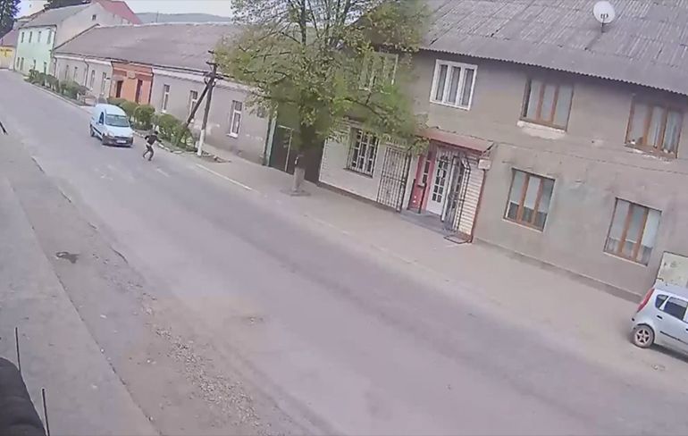 Oekraïense chauffeur laat voetganger vliegen en gaat op de vlucht