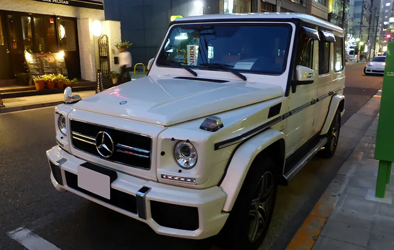 Oeps, Mercedes G63 trouwauto in sloot beland in Wormerveer