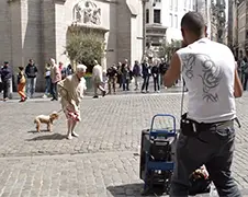 Oma gaat helemaal los op beatboxer in Brussel