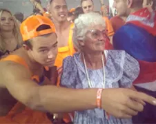 Oma helemaal los op X-Qlusive Holland