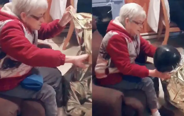 Oma is heel erg blij met haar opblaasbare cadeau