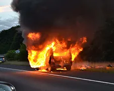 OMFG! Auto brandt uit op A28 bij Harderwijk