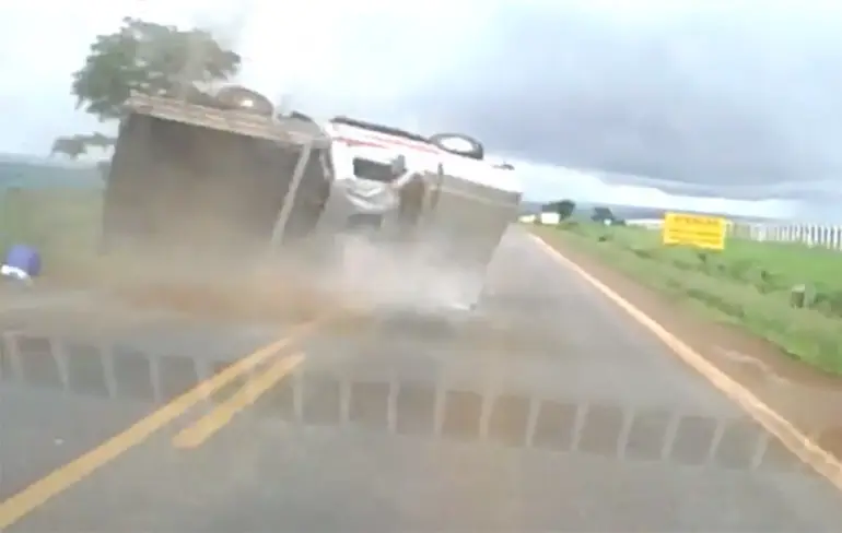 OMFG! Chauffeur gekatapulteerd na verliezen controle voertuig!