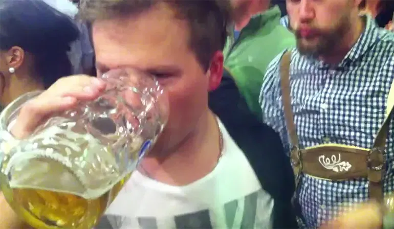 Omgekeerd bier drinken op Oktoberfest is best ranzig!