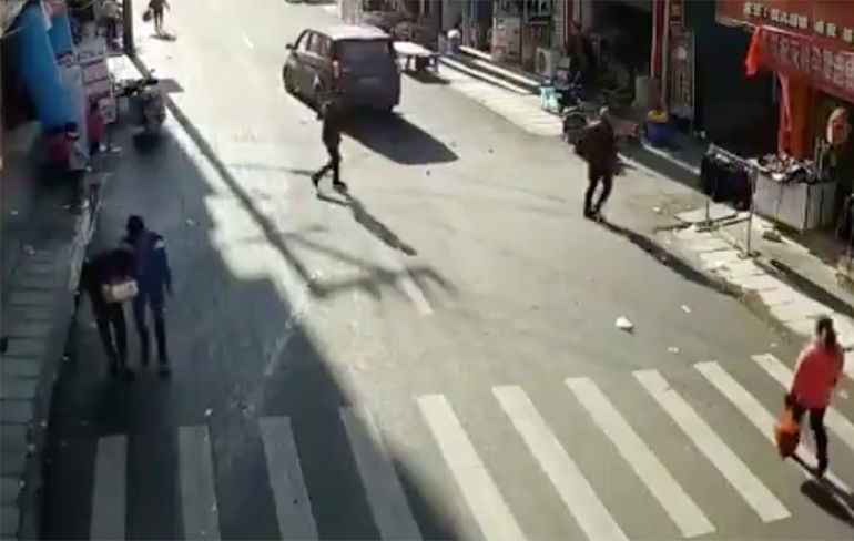 Omstanders halen Chinees jongetje onder auto vandaan