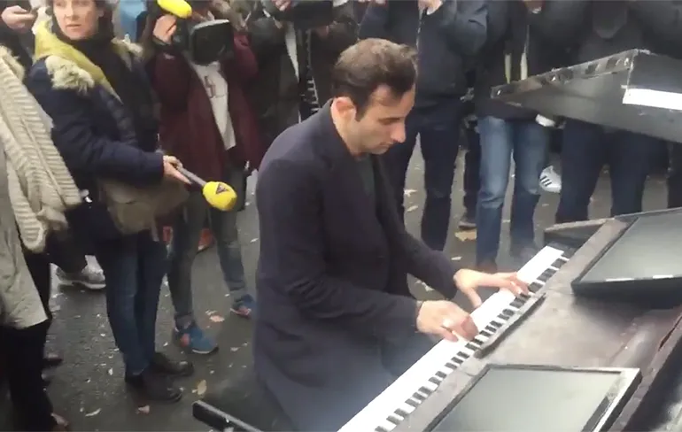 Onbekende pianist speelt John Lennon's Imagine buiten theater Bataclan