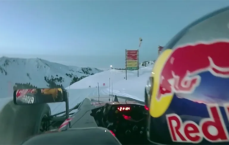 Onboard beelden Max Verstappen racet met F1-bolide in de sneeuw