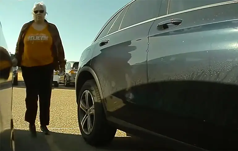 Onboard camera van Tesla leggen boze vrouw met sleutel vast