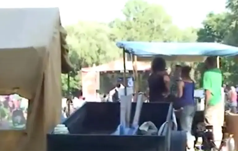 Ondertussen achter de tent op een festival...