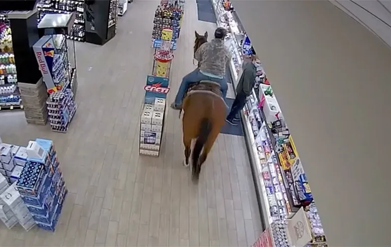 Ondertussen bij een benzinepomp in Montana