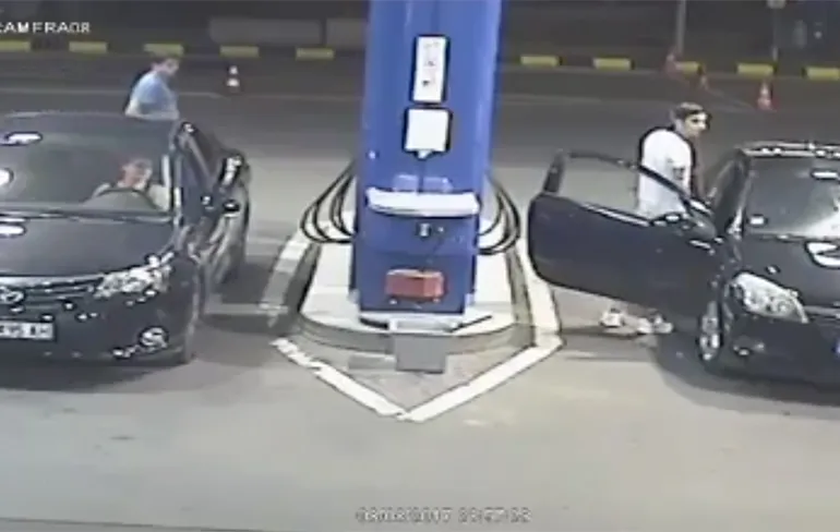 Ondertussen bij een benzinestation in de Bulgaarse hoofdstad Sofia