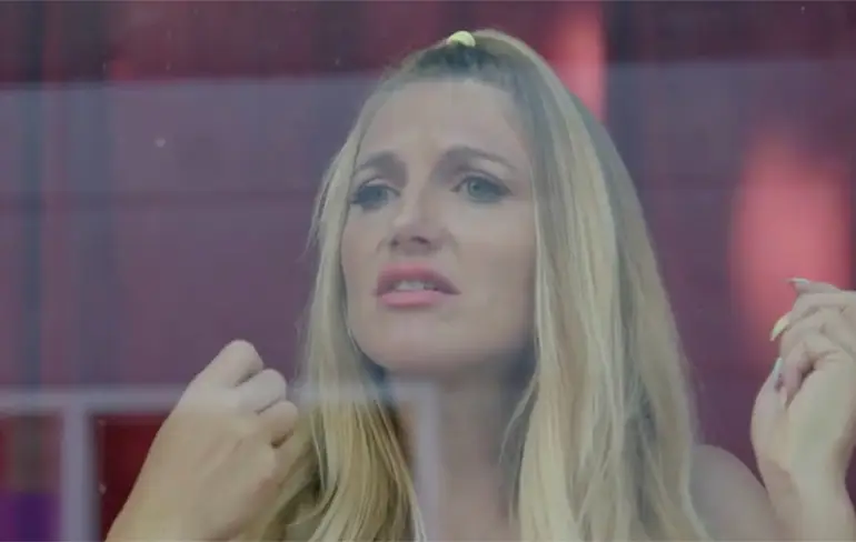 Ondertussen ergens in een straatje waar vrouwen achter de ramen zitten...