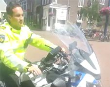 Ondertussen in Arnhem: Agent vergeet helm...