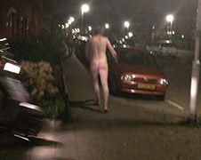 Ondertussen in Arnhem: Naakte man rent op straat
