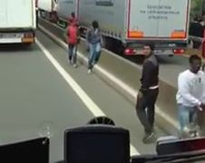 Ondertussen in Calais... Vluchtelingen terroriseren vrachtwagenchauffeurs