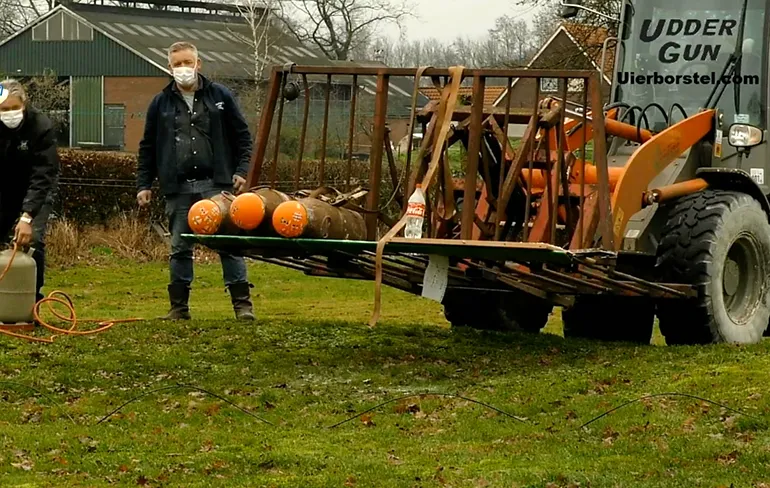 Ondertussen in de Achterhoek: Carbid schieten met keepers in de goal