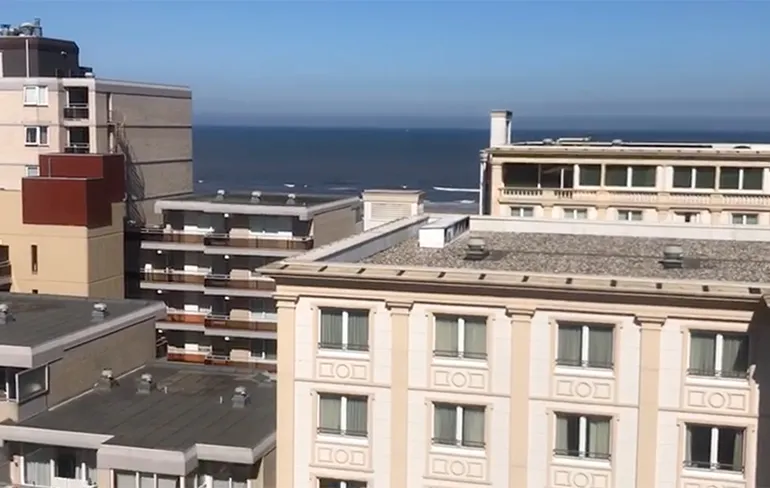 Ondertussen in de badplaats Noordwijk aan Zee: Stokslobberen op balkon