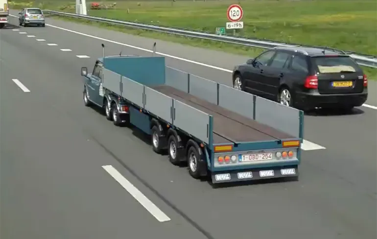 Ondertussen in de buurt van Leerdam: Mini Cooper vrachtwagen