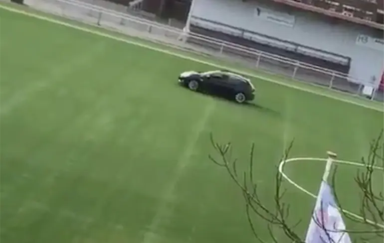 Ondertussen in Den Haag: Auto scheurt over voetbalveld HVV Laakkwartier
