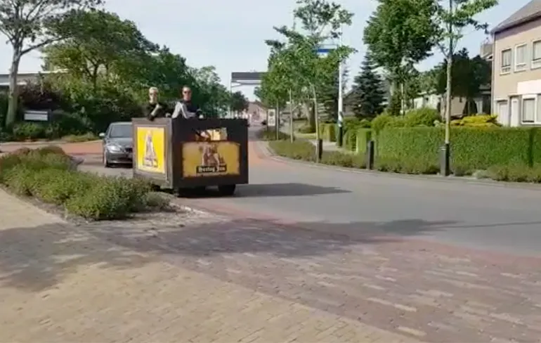 Ondertussen in Franeker: Bier halen in stijl