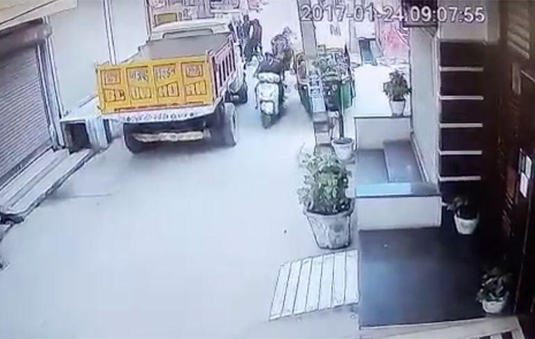 Ondertussen in India: Dolle stier beukt scooterrijder omver